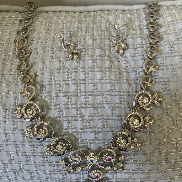 New silver w/rhinestones necklace & earrings - Picture 1 of 4